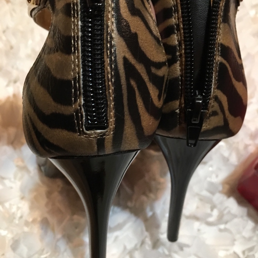 Carlos Santana gold zebra heels - Picture 3 of 6
